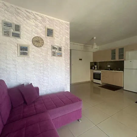 White Paradise Apartment Palaiontsiflikion