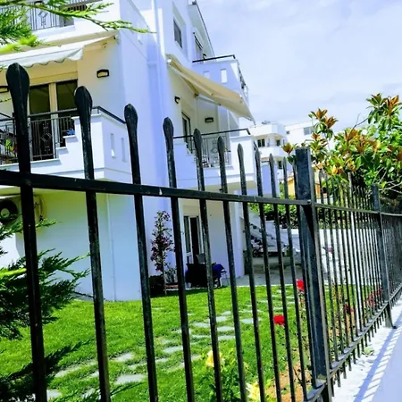 White Paradise Apartment *